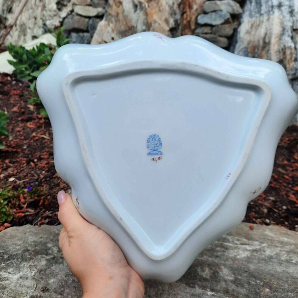 Herend Chinese Flower Pattern, 'Raspberry', Hand Painted Porcelain Triangle Dish - Picture 4 of 7